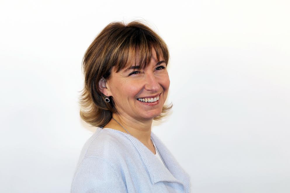 Sandrine, de trois quarts, souriante
